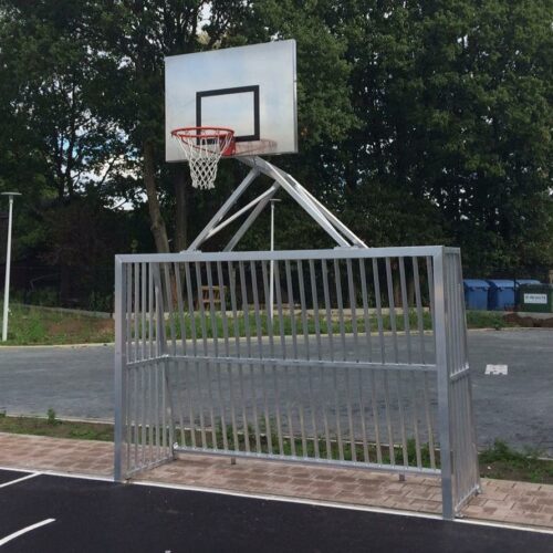 Volledig van aluminium. Een onverwoestbaar antivandaal voetbaldoel met basketbal